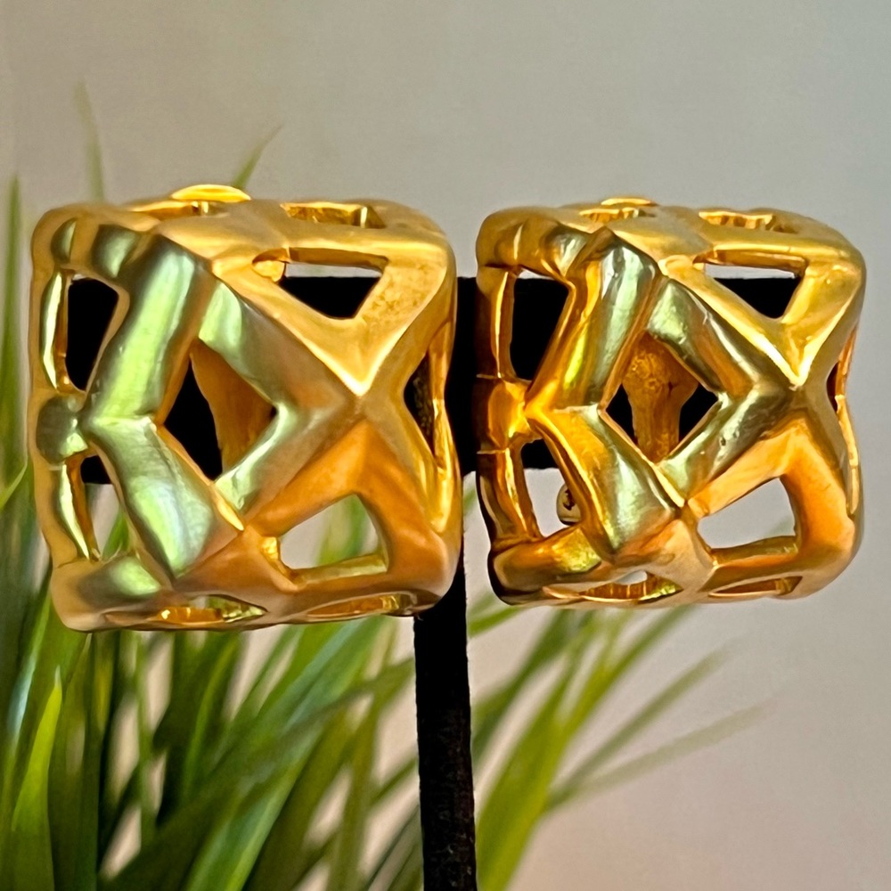 GORGEOUS Vintage Signed Clara Studio Inc Matte Gold Clip on Earrings